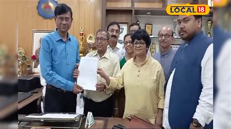 Alumni Association Given Rupees Seventy Thousands For Development Of Balurghat College