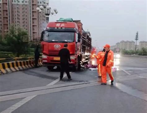 济南市莱芜区：路遇货车起火，洒水车秒变“消防车”澎湃号·政务澎湃新闻 The Paper