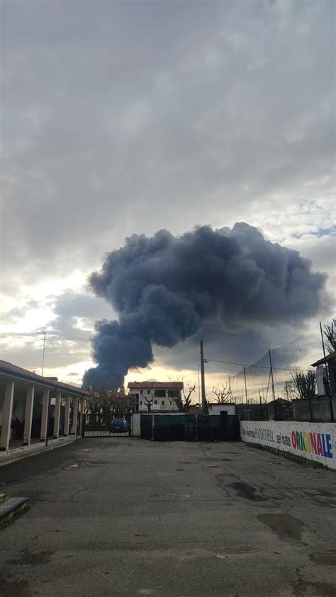 Enorme Incendio In Unazienda Di Materiale Plastico Nel Milanese