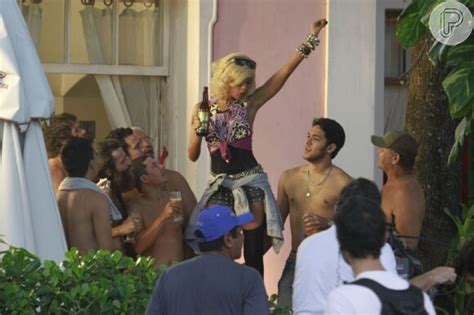 Foto Taís Araújo Dança Em Cima Da Mesa No Papel Da Vigarista Sheila De