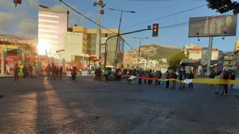 Calles De La Paz Amanecen Bloqueadas Y Suspenden Salidas Al Interior