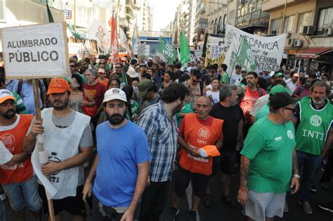 Manifestantes Cortan El Tránsito En El Obelisco Contra Los Despidos