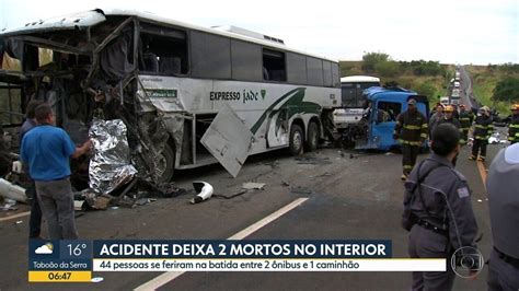 V Deo Batida Entre Dois Nibus E Carreta Deixa Dois Mortos E Feridos