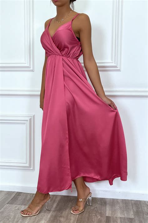 Robe satin cache coeur longue fluide fuschia à bretelles fines avec fente