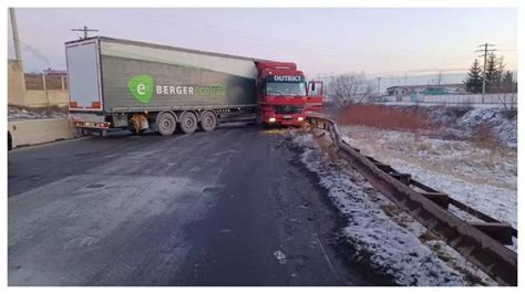 Centura Bra Ov Blocat Dup Ce Un Camion S A Pus De A Curmezi Ul