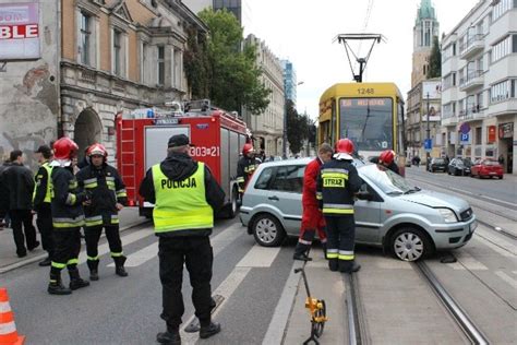 Wypadek Na Piotrkowskiej Tramwaj Zderzy Si Z Fordem Ranna Kobieta