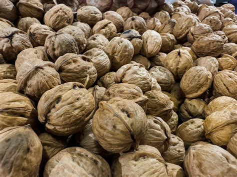 Nueces frescas con cáscara en el supermercado verduras y frutas