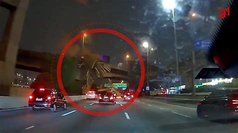 VÍDEO Motorista flagra momento que caminhão bate em viaduto e carga