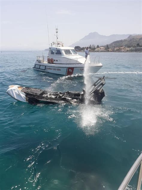 Incendio A Bordo Di Un Gommone Intervento Della Guardia Costiera Di