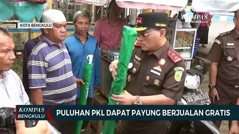 Puluhan Pkl Dapat Payung Berjualan Gratis Video Dailymotion