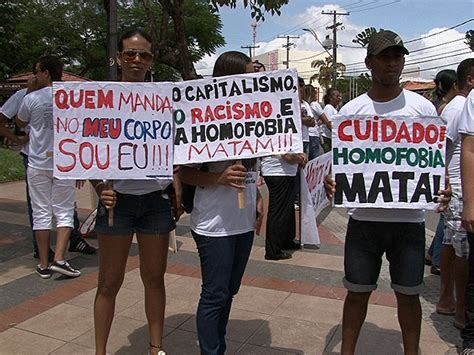 G1 Amigos e familiares protestam contra morte de casal gay em Camaçari BA notícias em Bahia