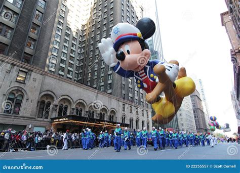 Mickey Mouse Balloon In Macy's Parade Editorial Photo | CartoonDealer ...