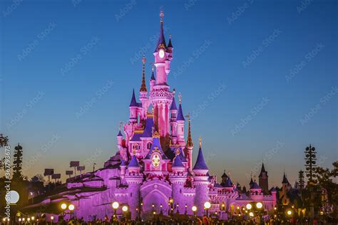 Night performance near Sleeping Beauty castle in Disneyland Paris ...