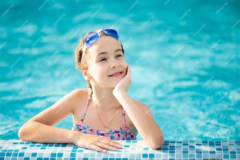 Une Belle Jeune Fille En Maillot De Bain Se Baigne Dans Une Piscine