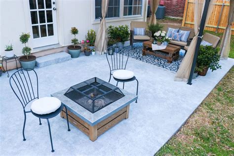 Resurfacing A Concrete Patio For A Budget Diy Patio Makeover Fab Everyday