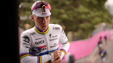 Giro d Italia il campione del mondo Remco Evenepoel è caduto con la