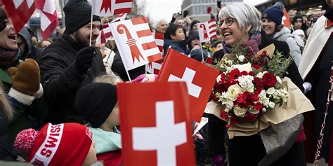 Herzlicher Empfang für Elisabeth Baume Schneider in Delsberg JU