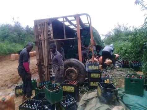 Congo Un Camion De Boisson Se Renverse Irogo Les Riverains Saluent