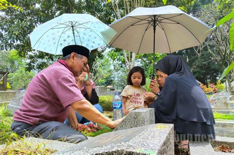 Ziarah Kubur Menyambut Bulan Suci Ramadan Foto Tribunnews