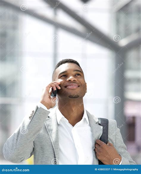 Homem Afro Americano Novo Que Sorri Telefone Celular Imagem De