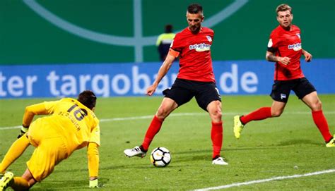 بالصور شغب الجماهير كاد يلغي مباراة في كأس المانيا النهار