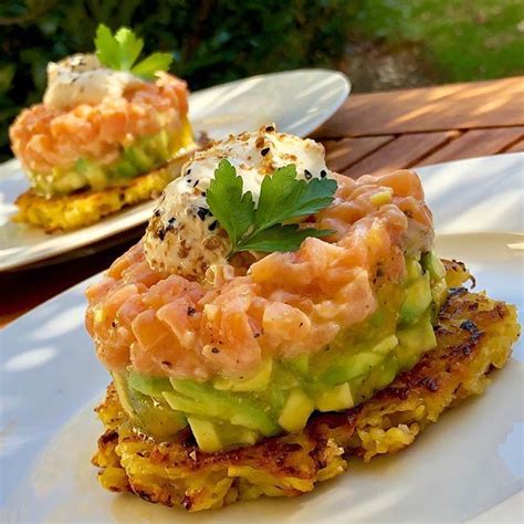 Tatar mal anders Lachstatar auf Avocadotatar auf Rösti mit Sauerrahm