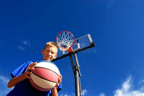 Junge Der Basketball Spielt Stockbild Bild Von Kind Kaukasisch 3649541