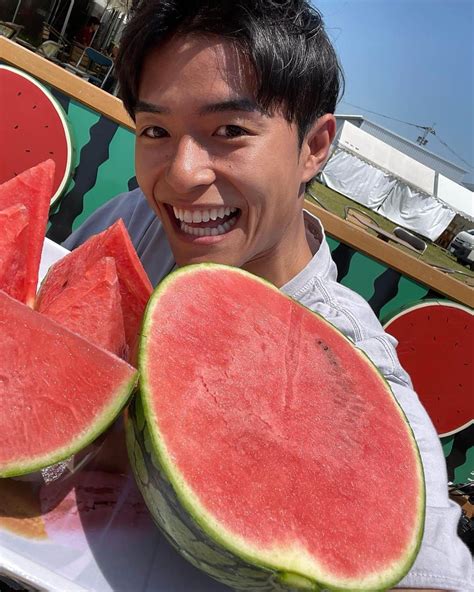 池田航さんのインスタグラム写真 池田航instagram「本日は僕の世界で一番好きな食材 スイカ🍉でした😍 本当に幸せなロケでした ️