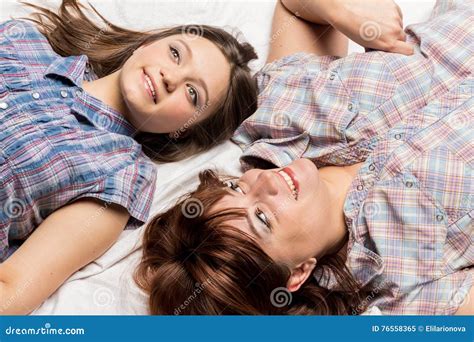 Mère Avec Sa Fille Se Trouvant Sur Le Lit Image Stock Image Du Affection Humain 76558365