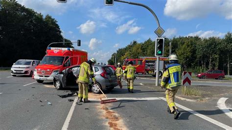 Autounfall In Werl Zwei Verletzte Personen M Ssen Ins Krankenhaus