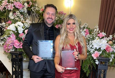 Cantora Adryana Ribeiro E Albert Bressan Recebem O Pr Mio M Os E