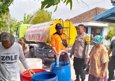 Suporter Sepakbola Di Grobogan Bersama Polisi Dropping Air Bersih