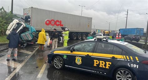 Acidente caminhão interdita trecho da BR 101