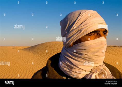 Hombre de beduinos en el desierto de Sahara Douz con Túnez Fotografía