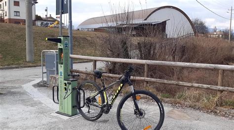 Installate Colonnine Per Le Biciclette A Ponte Nelle Alpi Con Gli