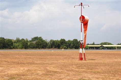 Indicador de dirección del viento en el aeropuerto manga de viento el