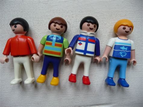 Se produkter som liknar små och långa Playmobil figurer på Tradera