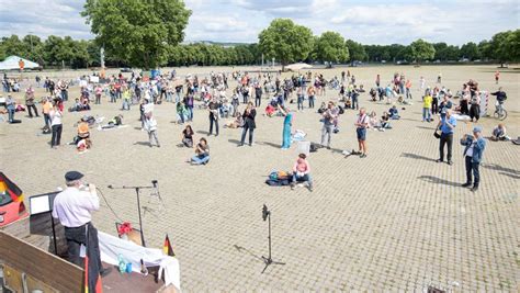 Corona Pandemie In Stuttgart Zulauf Zu Demonstrationen Gegen