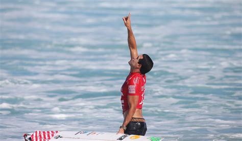 BRASIL DE NOVO NO TOPO DO SURFE MUNDIAL MINEIRINHO É CAMPEÃO