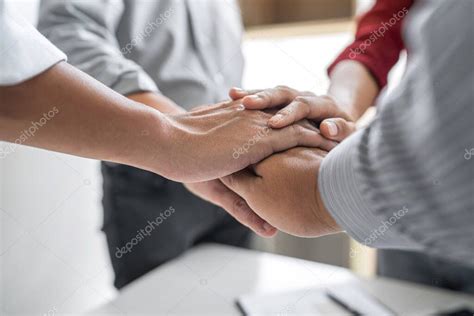 Imagen De Personas De Negocios Uniendo Y Poniendo Manos Juntas Durante