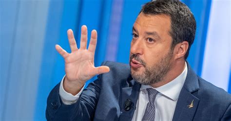 Matteo Salvini La Foto Che Lo Fa Godere La Pacchia Finita