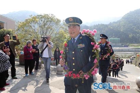 西部戰區空軍官兵重返銀廠溝：這三個感人瞬間，讓現場不少人落淚 每日頭條