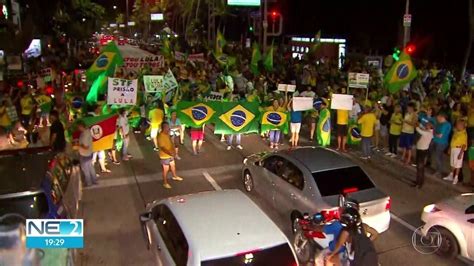 Manifestantes fazem ato no Recife contra concessão de habeas corpus