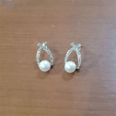 Anting Stud Korea Mutiara Kristal Desain Lingkaran Silang Warna Gold On