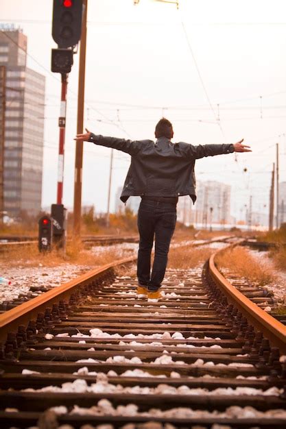 Homem De Comprimento Completo Em Trilhos De Caminho De Ferro Contra O