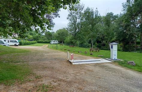 Aire de stationnement pour camping cars Grande Rue à LES ROCHES L