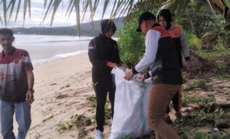 Rodhial Huda Dorong Masyarakat Natuna Jaga Kebersihan Pantai Sinar