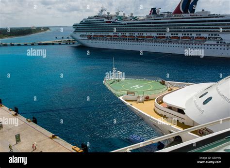 Helicopter landing on a ship hi-res stock photography and images - Alamy