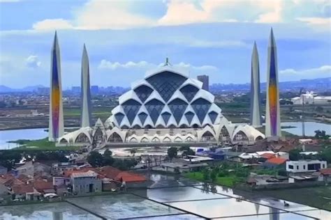 Dobrak Tradisi Berikut Deretan Masjid Rancangan Ridwan Kamil Yang