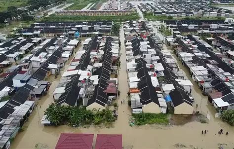 Banjir Warga Perumahan Puri Nirwana Residence Bekasi Butuh Perahu